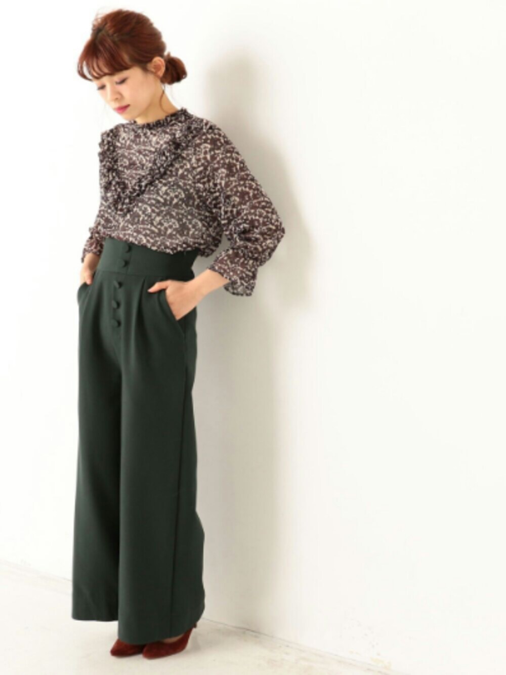 「ワイドパンツ、シンプルコーデ、冬、ootd、キレイめ、カジュアルコーデ、レトロ、花柄、ヴィンテージ、archives」｜「archivesの衿フリル花シフォンブラウス（シャツ/ブラウス、ホワイト系）」を使った、archivesさん（レディース・162cm）の冬コーディネートの1枚目の写真