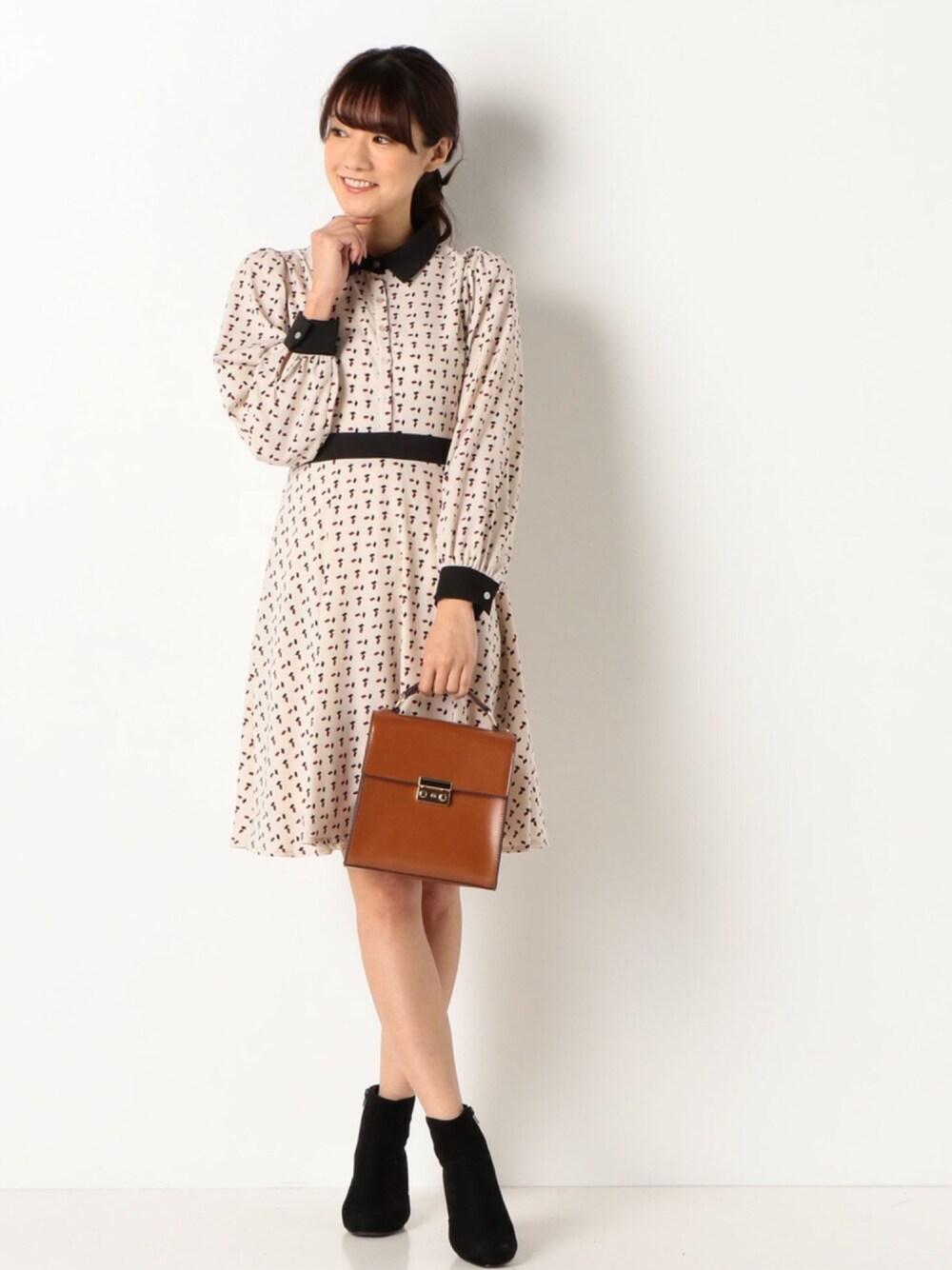「大人カジュアル、冬、ootd、ワンピース、ショートブーツ、ホワイト、襟付きワンピース、ガーリー、アルシーヴ(archives)、archives」｜「archivesの袖配色サーキュラーワンピース（ワンピース、ホワイト系）」を使った、archivesさん（レディース・164cm）の冬コーディネートの1枚目の写真