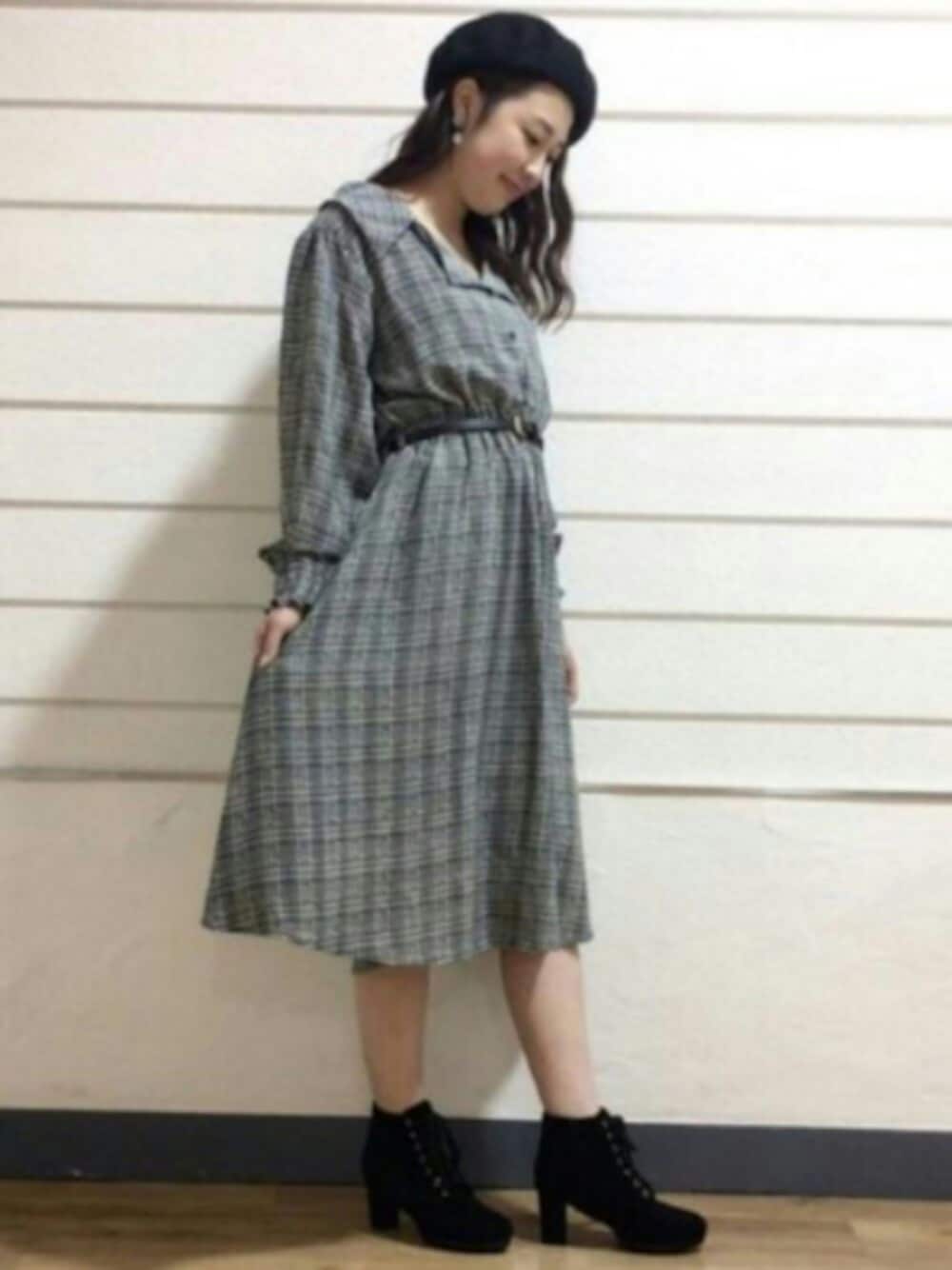 「チェック、ワンピース、レトロ、冬コーデ、ベレー帽、ショートブーツ、オトナ女子、ootd、ガーリー、archives」｜「archivesのベルト付き開襟ワンピース（ワンピース、グレー系）」を使った、archivesさん（レディース・160cm）の冬コーディネートの1枚目の写真