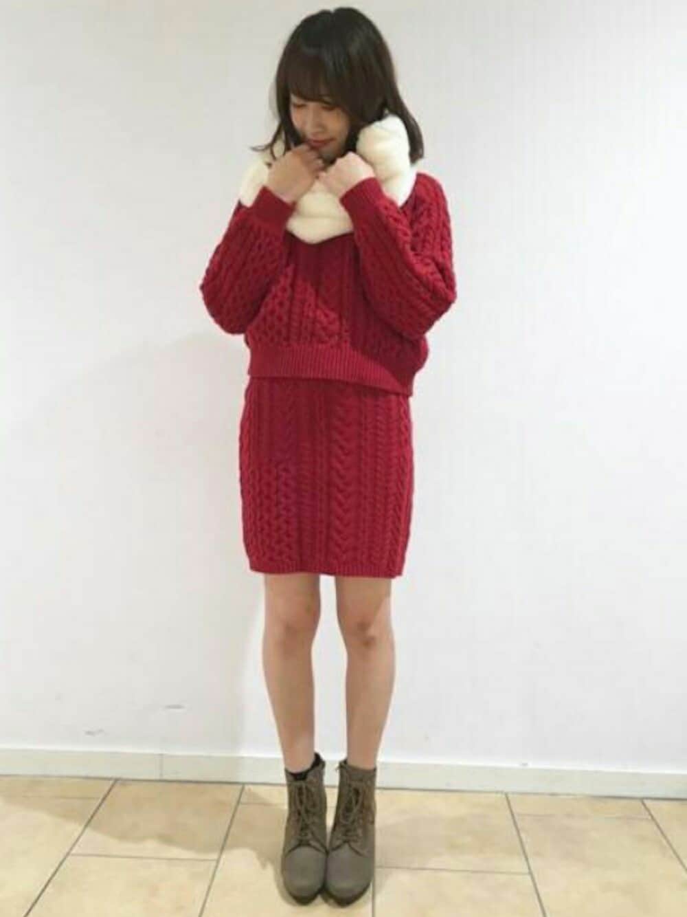 「winter、もこもこ、ケーブルニット、ニット、セットアップ、レッド、クリスマス、レースアップシューズ、カジュアル、ootd」｜「archivesのラグランケーブルプルオーバー（ニット/セーター、レッド系）」を使った、archivesさん（レディース・156cm）の冬コーディネートの1枚目の写真