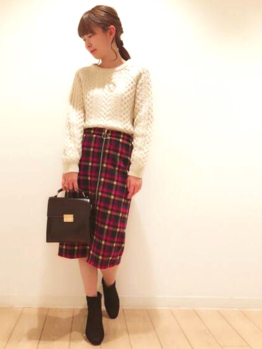 「オトナカジュアル、ootd、きれいめカジュアル、ショートブーツ、ホワイト、チェック、スカート、ニット、アルシーヴ(archives)、archives」｜「archivesのラグランケーブルプルオーバー（ニット/セーター、ホワイト系）」を使った、archivesさん（レディース・165cm）の冬コーディネートの1枚目の写真