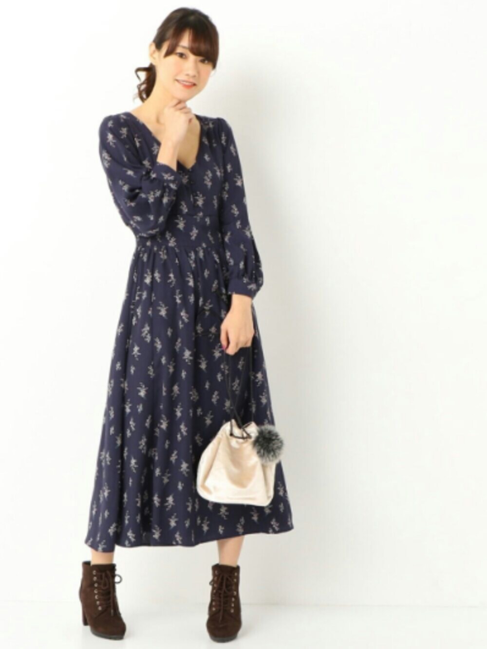 「大人ガーリー、ワンピース、花柄、シンプルコーデ、冬コーデ、ショートブーツ、オトナ女子、ootd、ファー小物、archives」｜「archivesのレースアップブーツ（ブーツ、ブラウン系）」を使った、archivesさん（レディース・164cm）の冬コーディネートの1枚目の写真