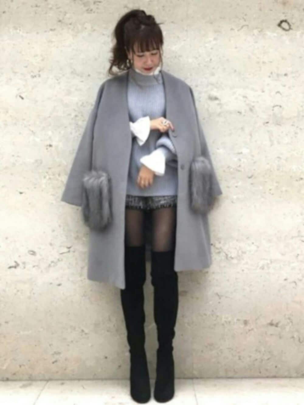 「冬コーデ、ノーカラーコート、オトナ女子、ニット、ショートパンツ、ツイード、キレイめ、休日スタイル、フェミニン、archives」｜「archivesの【WEB限定】バックリボンニットプルオーバー×フリルブラウスセット（ニット/セーター、ブルー系）」を使った、archivesさん（レディース・161cm）の冬コーディネートの1枚目の写真