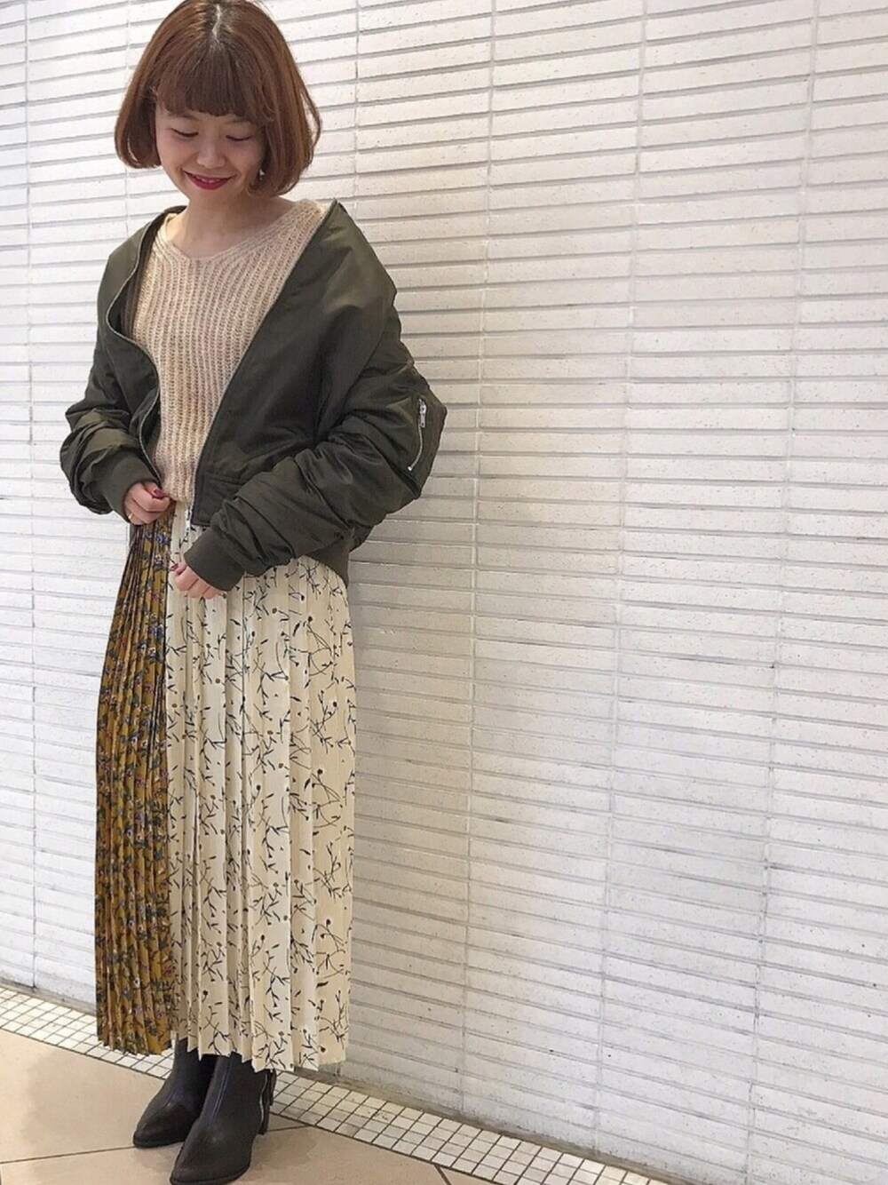 「スカート、プリーツスカート、MA-1、カーキ、花柄、vintage、カジュアルコーデ、ゆるコーデ、あけましておめでとうございます！」｜「archivesのミックス糸前後2WAYツイストプルオーバー（ニット/セーター、ベージュ系）」を使った、archivesさん（レディース・156cm）の冬コーディネートの1枚目の写真
