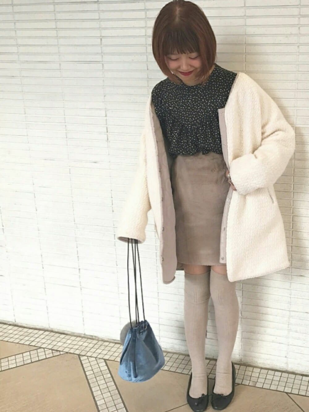 「大人カジュアル、ゆるコーデ、冬、フリルブラウス、ootd、ファーバッグ、バレエシューズ、ファー小物、ボア、ボアコート」｜「archivesの長袖ケープトップス（シャツ/ブラウス、ブラック系）」を使った、archivesさん（レディース・156cm）の冬コーディネートの1枚目の写真