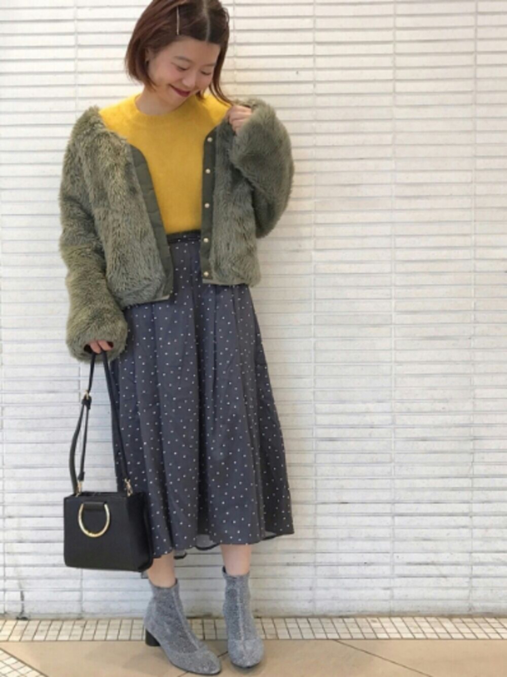 「冬コーデ、大人カジュアル、ファーコート、カーキ、ドット、休日スタイル、ニット、モコモコアウター、ootd、archives」｜「archivesのアンゴラ混ニットトップス（ニット/セーター、イエロー系）」を使った、archivesさん（レディース・156cm）の冬コーディネートの1枚目の写真