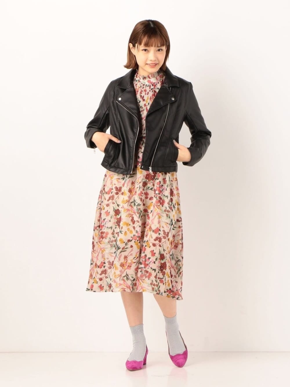 「ワンピース、花柄、ライダース、ジャケット、黒、パンプス、シンプル、大人カジュアル、大人ガーリー」｜「archivesの花柄プリーツワンピース（ワンピース、ホワイト系）」を使った、archivesさん（レディース・158cm）の冬コーディネートの1枚目の写真