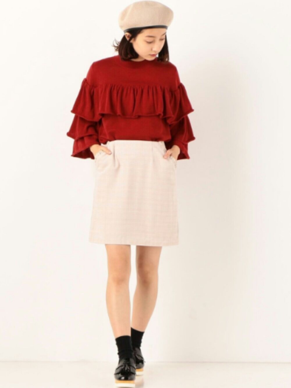 「ニット、フリル、赤、休日スタイル、チェック、タイトスカート、ベレー帽、ootd、春コーデ、archives」｜「archivesのフロント袖フリルニットプルオーバー（ニット/セーター、レッド系）」を使った、archivesさん（レディース・163cm）の冬コーディネートの1枚目の写真