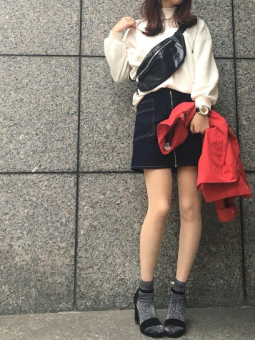 「オトナカジュアル、スウェット、デニム、タイトスカート、スポーツミックス、ビッグシルエット、スエード、ジャケット、ootd、archives」｜「archivesの配色ステッチデニムZIPスカート（デニムスカート、ブルー系）」を使った、archivesさん（レディース・161cm）の冬コーディネートの1枚目の写真