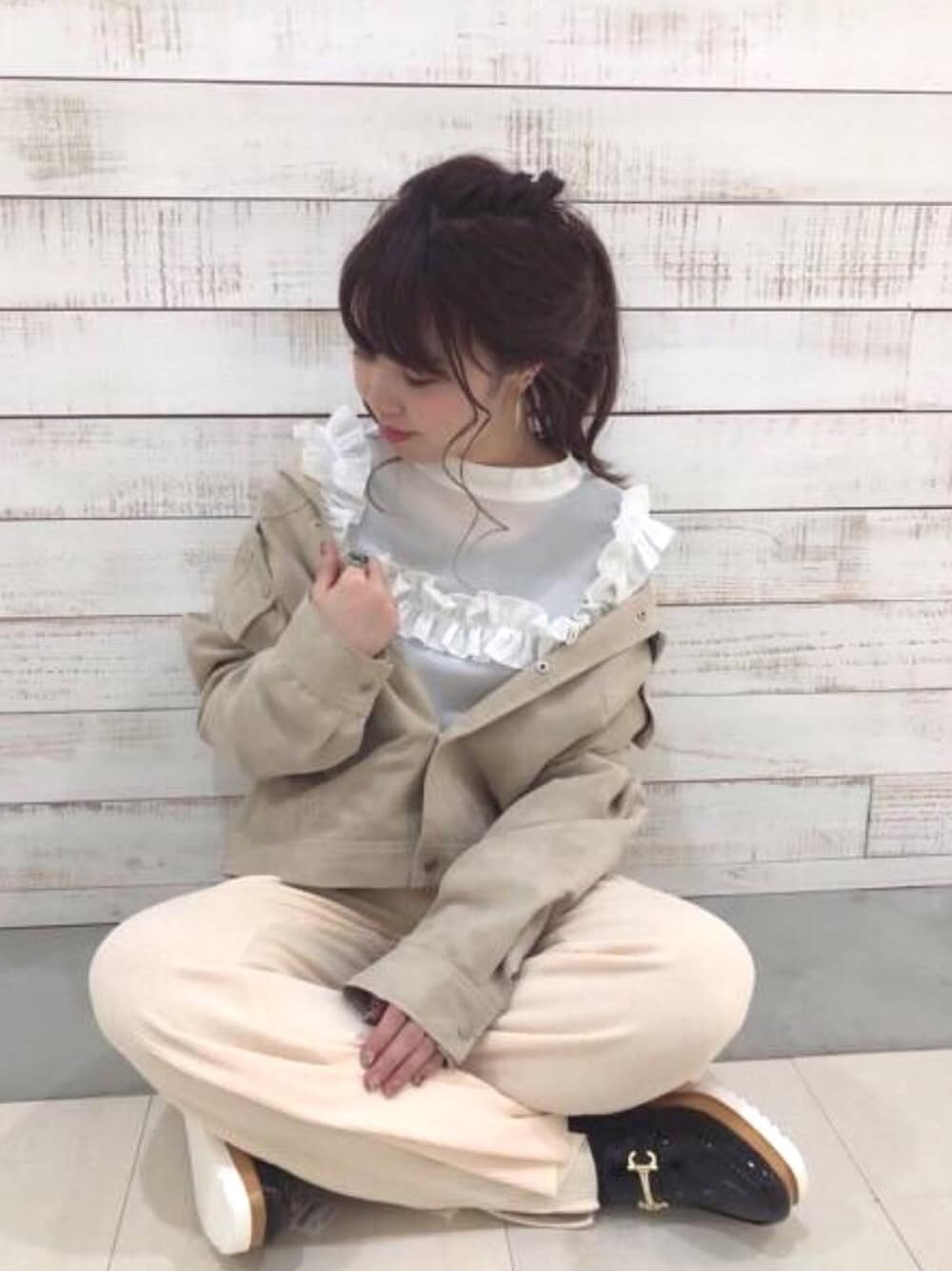 「パンツスタイル、フリル、ブラウス、ジャケット、ローファー、シンプル、ゆるコーデ、カジュアル、休日コーデ」｜「archivesのフェイクスエードGジャン（その他アウター、ベージュ系）」を使った、archivesさん（レディース・154cm）の冬コーディネートの1枚目の写真