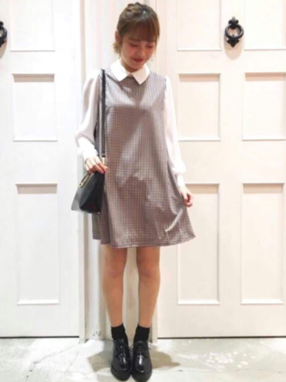 「ワンピース、ギンガムチェック、大人ガーリー、レースアップシューズ、ショルダーバッグ、ブラック、バレンタイン、ootd、春コーデ、archives」｜「archivesの衿付袖配色ギンガムワンピース（ワンピース、レッド系）」を使った、archivesさん（レディース・158cm）の冬コーディネートの1枚目の写真