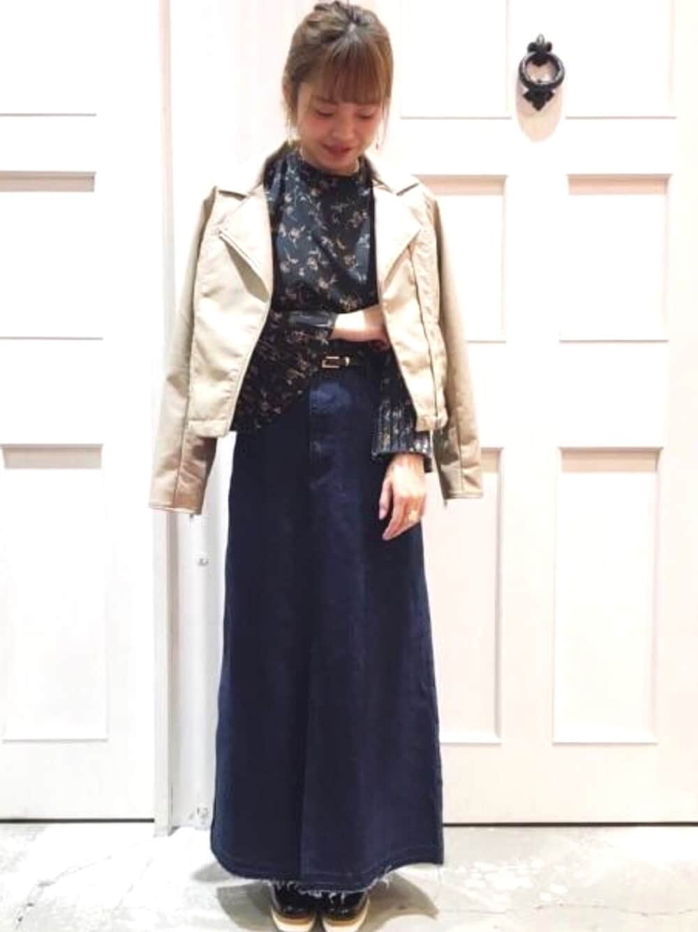 「オトナカジュアル、花柄、ブラウス、デニム、デニムスカート、ライダース、ライダースジャケット、プリーツ、アルシーヴ(archives)、archives」｜「archivesのフェイクレザーライダースブルゾン（ライダースジャケット、グレー系）」を使った、archivesさん（レディース・156cm）の冬コーディネートの1枚目の写真