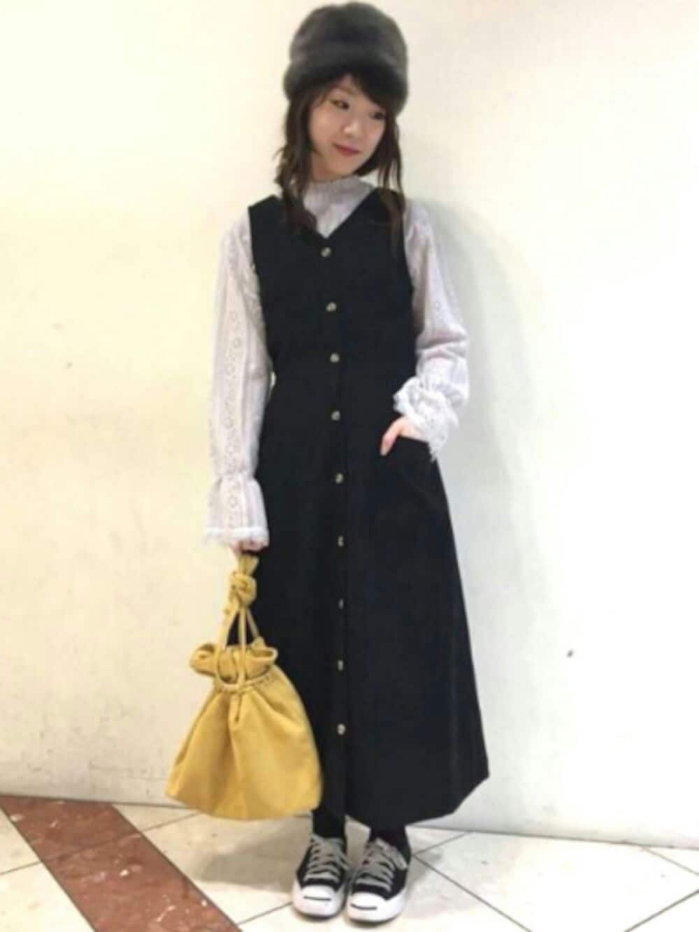 「ワンピース、ジャンパースカート、ブラウス、レース、大人カジュアル、converse、スニーカー、春コーデ、ootd、archives」｜「archivesの前開きワンピース（ワンピース、ブラック系）」を使った、archivesさん（レディース・154cm）の冬コーディネートの1枚目の写真