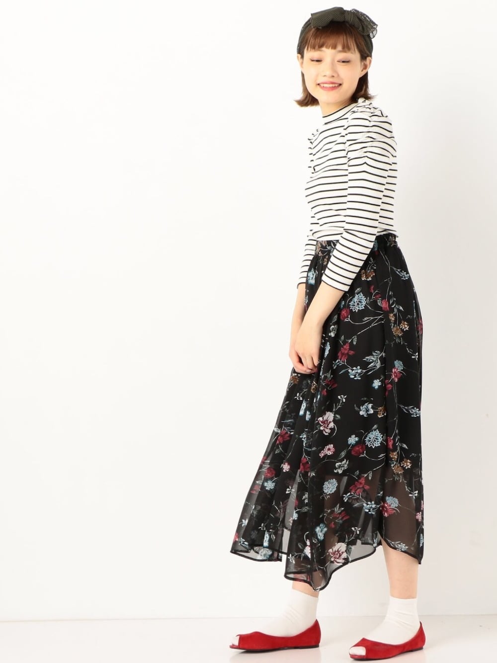 「ボーダー、ハイネック、パワーショルダー、スカート、ボーダートップス、白ソックス、カジュアル、シンプル、花柄、赤」｜「archivesのボーダーテレコパワショルプルオーバー（Tシャツ/カットソー、ブラック系）」を使った、archivesさん（レディース・164cm）の冬コーディネートの1枚目の写真