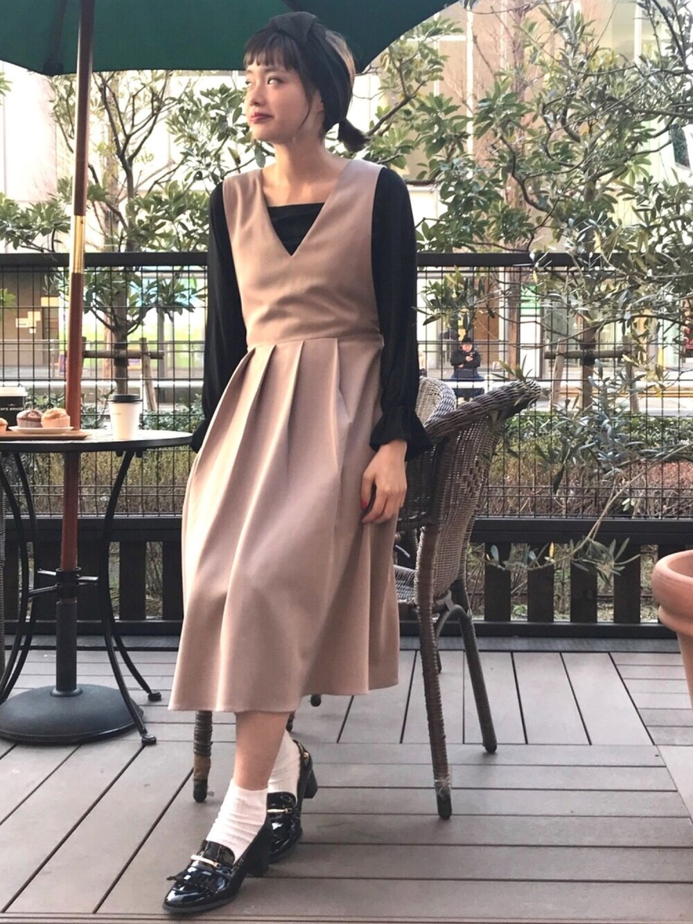 「ジャンパースカート、ワンピース、ブラウス、ローファー、ベージュ、シンプルコーデ、大人カジュアル、casual」｜「archivesのタックジャンパースカート（ジャンパースカート、ベージュ系）」を使った、archivesさん（レディース・164cm）の冬コーディネートの1枚目の写真