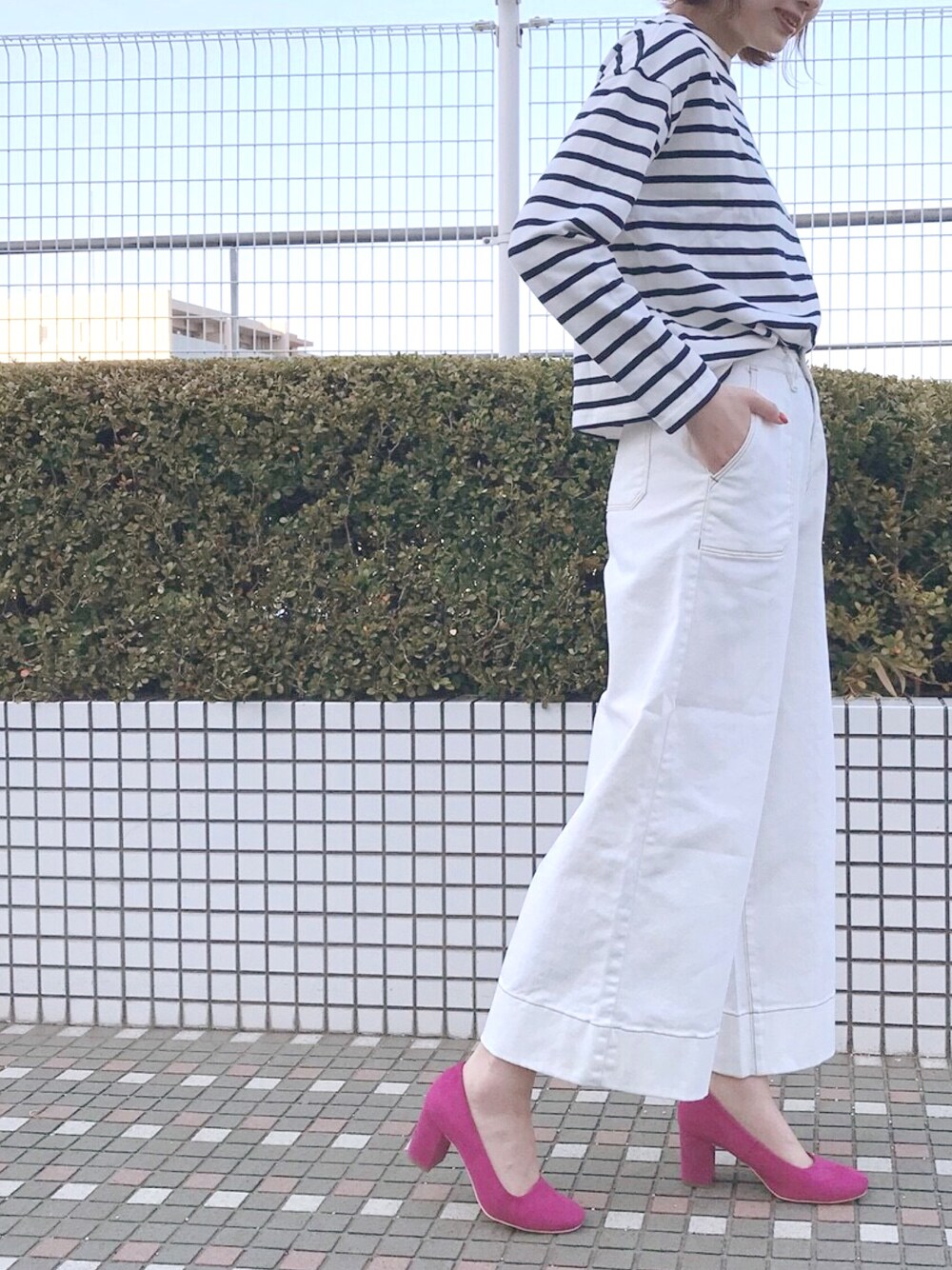 「ベイカーパンツ、チノパン、ワイドパンツ、ボーダートップス、マリンコーデ、フレンチカジュアル、パンプス、白パンツ、ピンク、オトナカジュアル」｜「archivesのチノベイカーワイドパンツ（その他パンツ、ホワイト系）」を使った、archivesさん（レディース・163cm）の春コーディネートの1枚目の写真