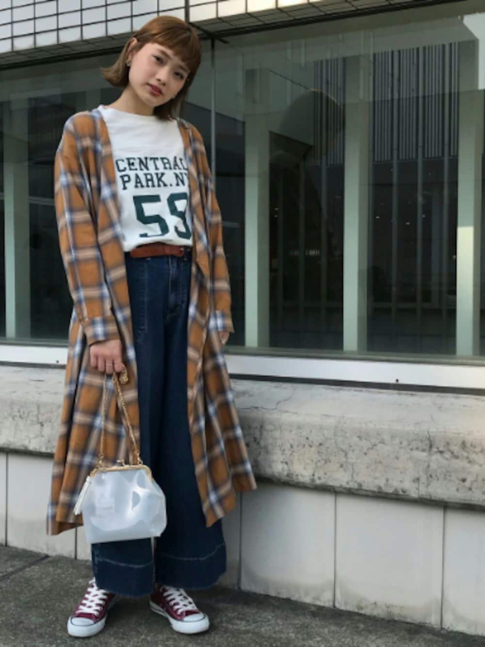 「カジュアルコーデ、ガウン、チェック、ワンピース、スニーカー、デニム、ワイドパンツ、春コーデ、ゆるコーデ、archives」｜「archivesのクリアがま口ミニショルダー（ショルダーバッグ、ホワイト系）」を使った、archivesさん（レディース・164cm）の春コーディネートの1枚目の写真