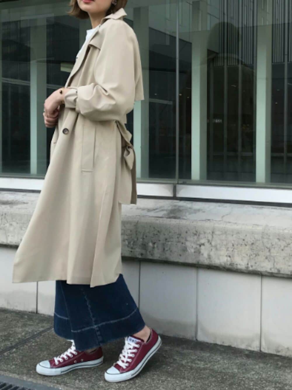 「トレンチコート、ボリューム袖、休日スタイル、ラクチンコーデ、デニム、ワイドパンツ、ベイカーパンツ、スニーカー、シンプル、archives」｜「archivesの袖ボリュームトレンチ（トレンチコート、ベージュ系）」を使った、archivesさん（レディース・164cm）の春コーディネートの1枚目の写真