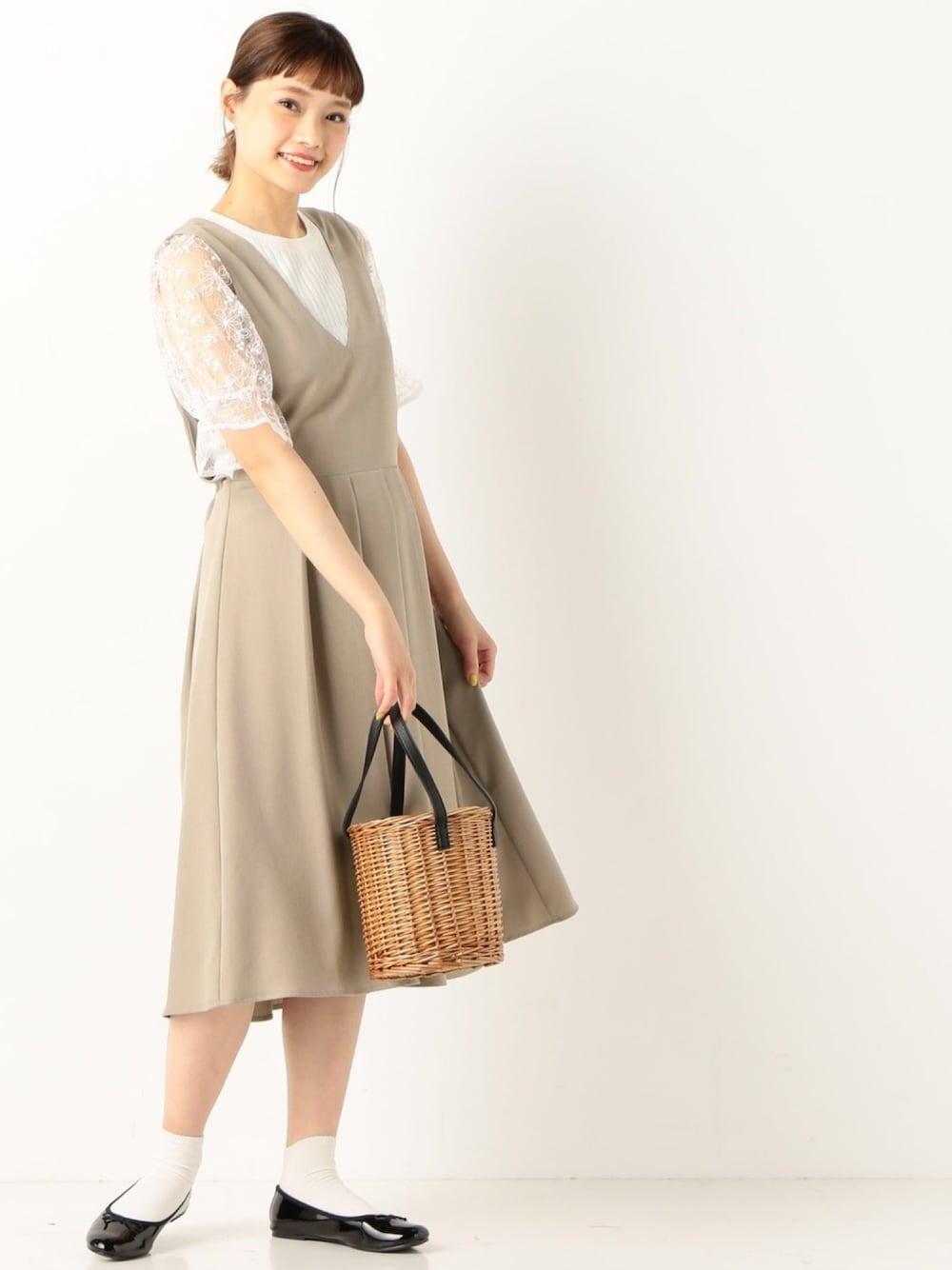 「春コーデ、大人カジュアル、ootd、ワンピース、ジャンパースカート、袖ボリューム、バレーシューズ、かごバッグ、アルシーヴ(archives)、archives」｜「archivesのチュールバルーンスリーブニット（ニット/セーター、ホワイト系）」を使った、archivesさん（レディース・163cm）の春コーディネートの1枚目の写真