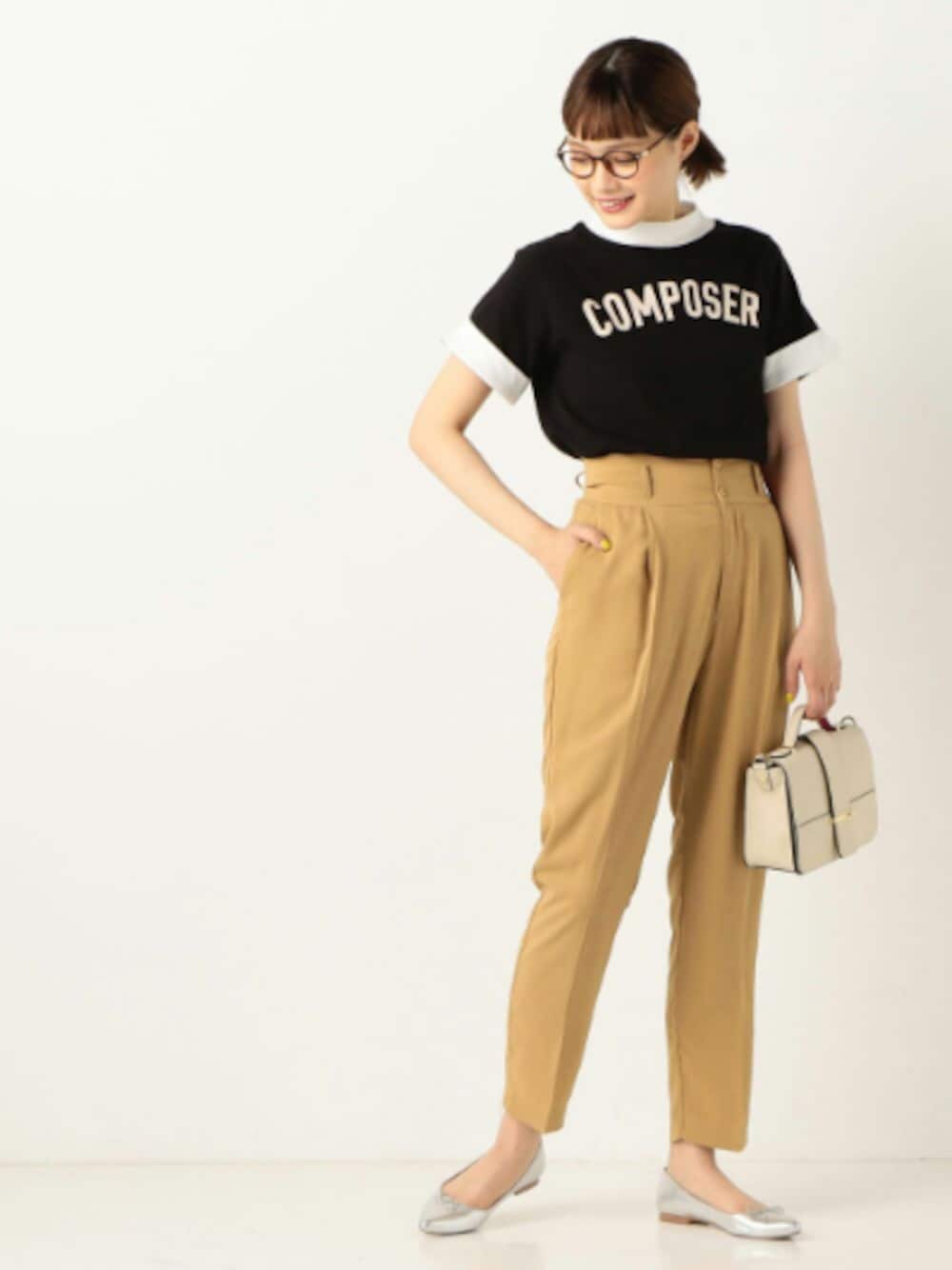 「ロゴT、パンツスタイル、テーパードパンツ、春コーデ、シンプル、パンプス、ショルダーバッグ、オトナカジュアル、ootd、archives」｜「archivesのハイウエストタックパンツ（その他パンツ、イエロー系）」を使った、archivesさん（レディース・164cm）の春コーディネートの1枚目の写真