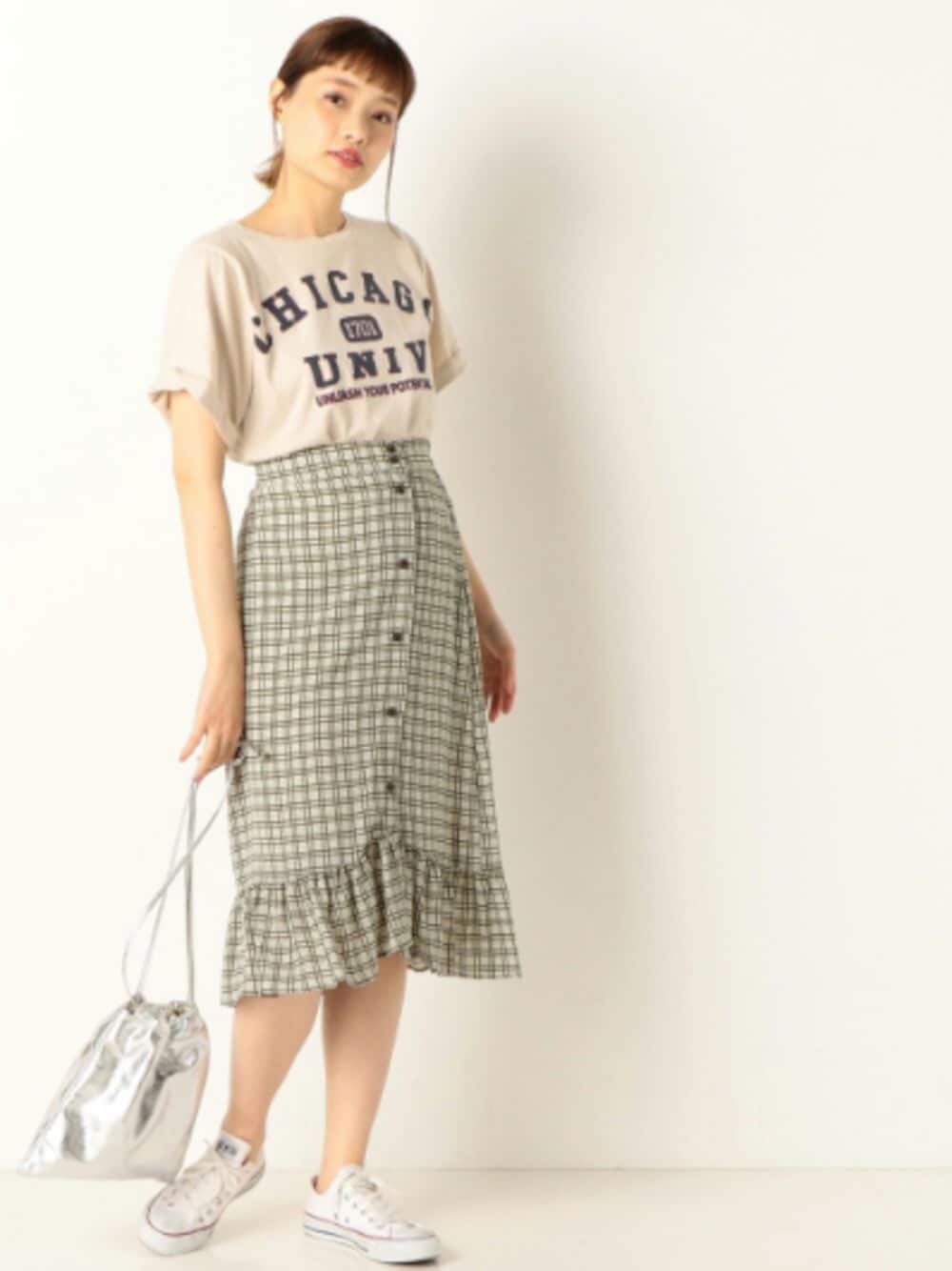 「スカート、チェック、ロゴT、オトナカジュアル、春、スニーカー、コンバース、ootd、スポーツミックス、archives」｜「別shotのアイテム（その他、その他）」を使った、archivesさん（レディース・163cm）の春コーディネートの1枚目の写真