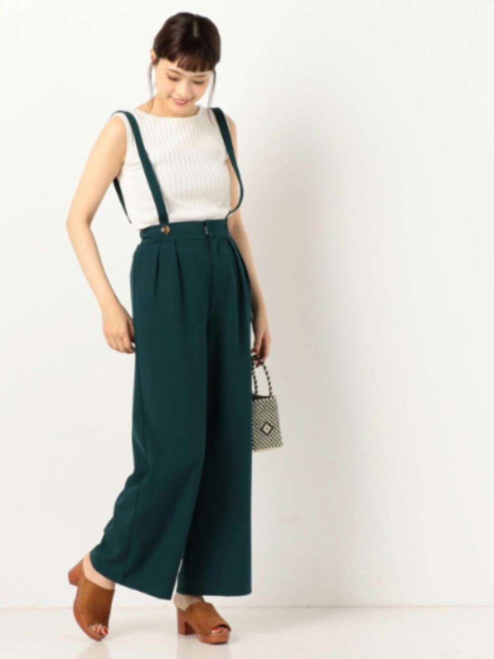 「パンツスタイル、ワイドパンツ、サスペンダー、グリーン、ニット、ノースリーブ、夏、ootd、オトナカジュアル、archives」｜「Doux archivesのウッドソールサンダル（サンダル、イエロー系）」を使った、archivesさん（レディース・164cm）の春コーディネートの1枚目の写真