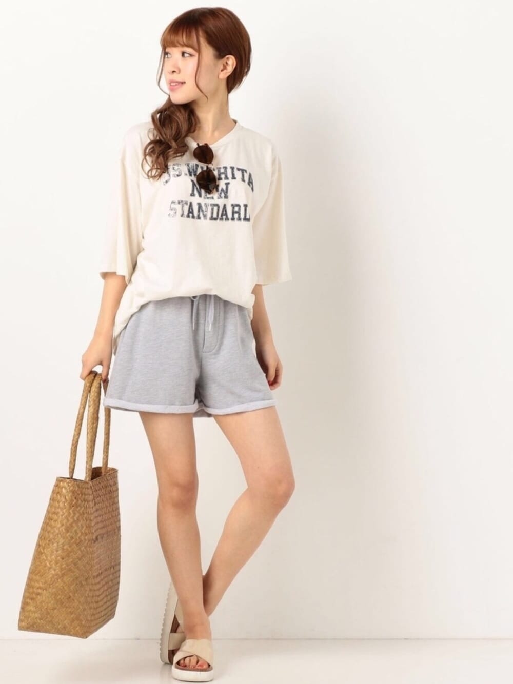 「Tシャツ、ショートパンツ、スウェット、かごバッグ、サングラス、サンダル、夏コーデ、パンツスタイル、カジュアルコーデ、シンプルコーデ」｜「archivesのピグメントプリントチュニック（Tシャツ/カットソー、ホワイト系）」を使った、archivesさん（レディース・157cm）の春コーディネートの1枚目の写真