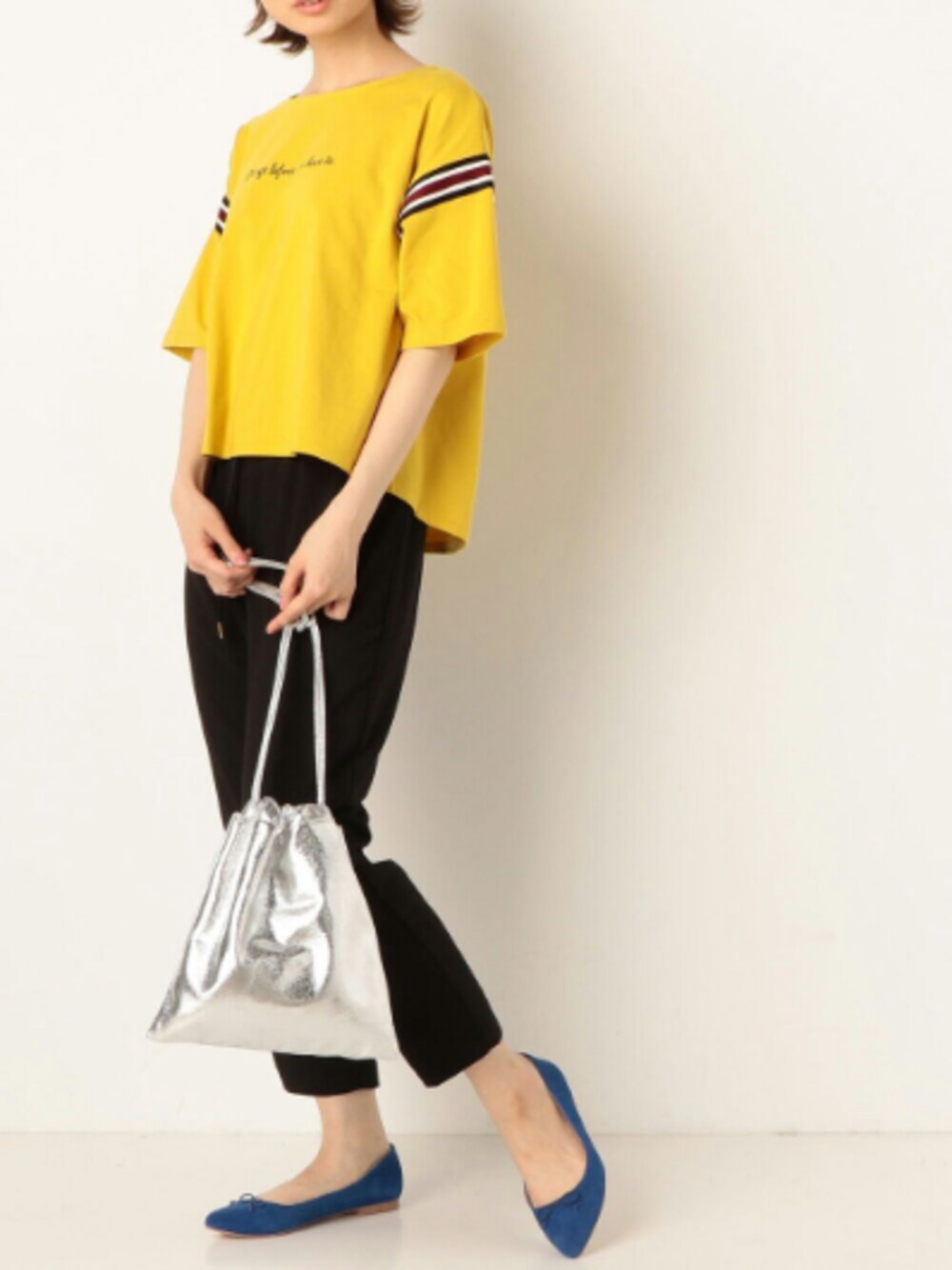 「ロゴT、Tシャツ、イエロー、テーパードパンツ、パンツスタイル、オトナカジュアル、スポーツミックス、パンプス、ootd、archives」｜「archivesのウエストコードロックテーパードパンツ（その他パンツ、ブラック系）」を使った、archivesさん（レディース・163cm）の夏コーディネートの1枚目の写真