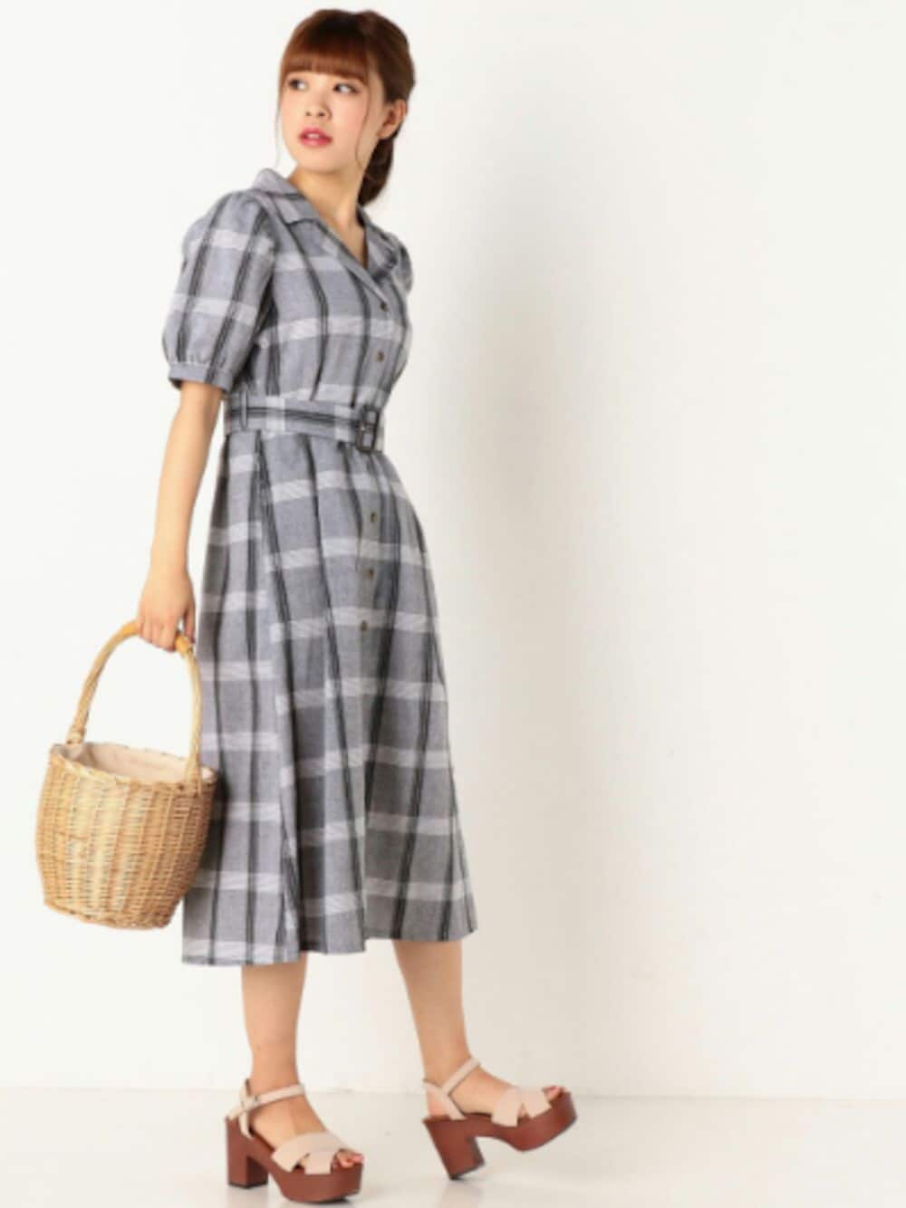 「チェック、ワンピース、ガウン、オトナ女子、夏、サンダル、かごバッグ、ootd、オトナカジュアル、archives」｜「別カラーのアイテム（シャツワンピース、ホワイト系）」を使った、archivesさん（レディース・163cm）の夏コーディネートの1枚目の写真