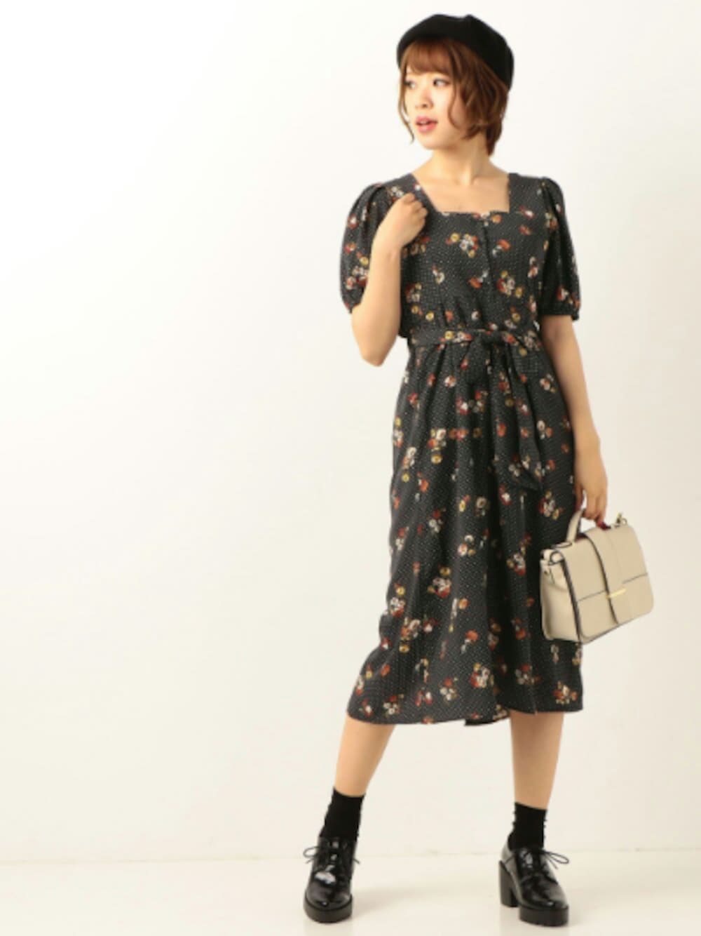 「ワンピース、花柄、ドット、グリーン、レトロ、ootd、大人ガーリー、秋コーデ、ベレー帽、archives」｜「archivesのプレーン合皮パイピングベレー（ハンチング/ベレー帽、ブラック系）」を使った、archivesさん（レディース・163cm）の夏コーディネートの1枚目の写真