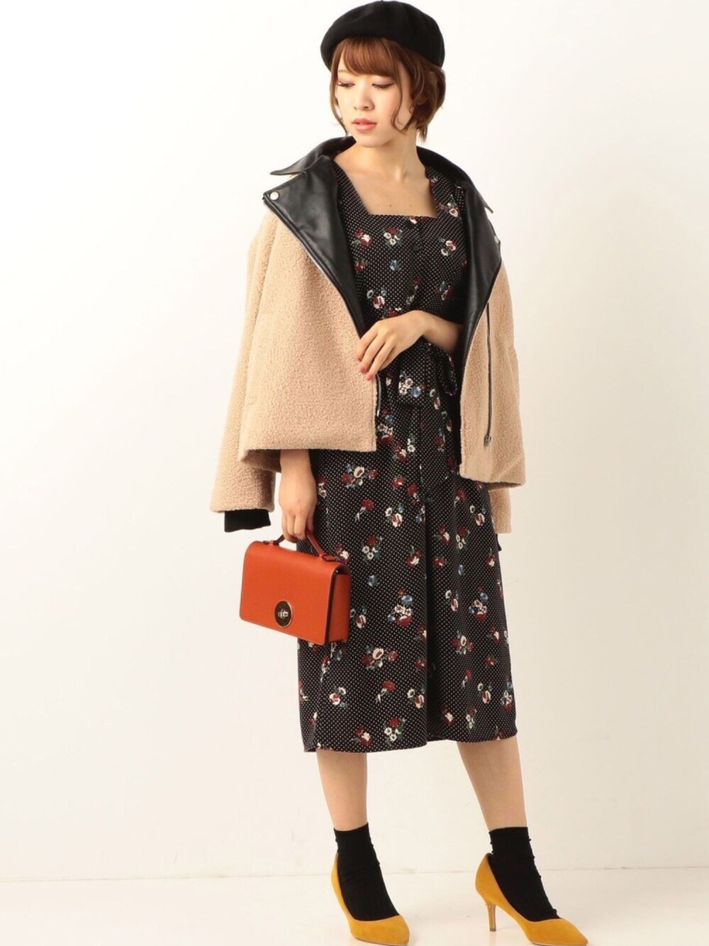 「秋のコーデ、休日スタイル、秋色、ootd、ワンピース、花柄、ベレー帽、パンプス、アルシーヴ(archives)、archives」｜「archivesの花柄パワショルワンピース（ワンピース、ブラック系）」を使った、archivesさん（レディース・163cm）の夏コーディネートの1枚目の写真