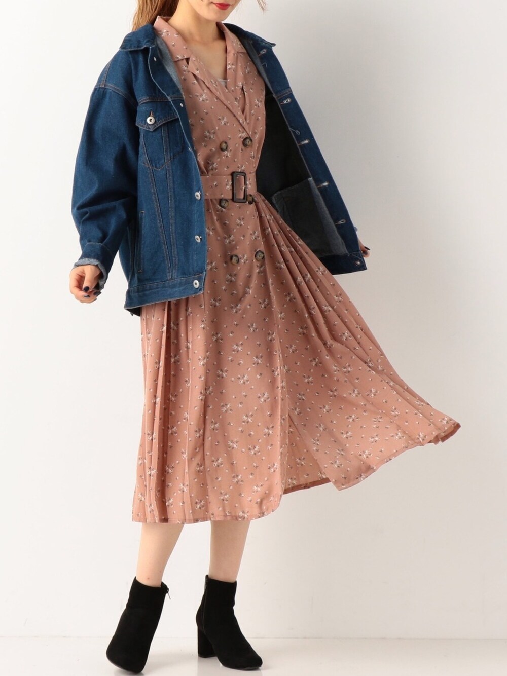 「秋コーデ、大人カジュアル、オトナ女子、ワンピース、花柄、ピンク、ジージャン、アルシーヴ(archives)、archives」｜「archivesのビッグシルエットGジャン（デニムジャケット、ブルー系）」を使った、archivesさん（レディース・158cm）の夏コーディネートの1枚目の写真