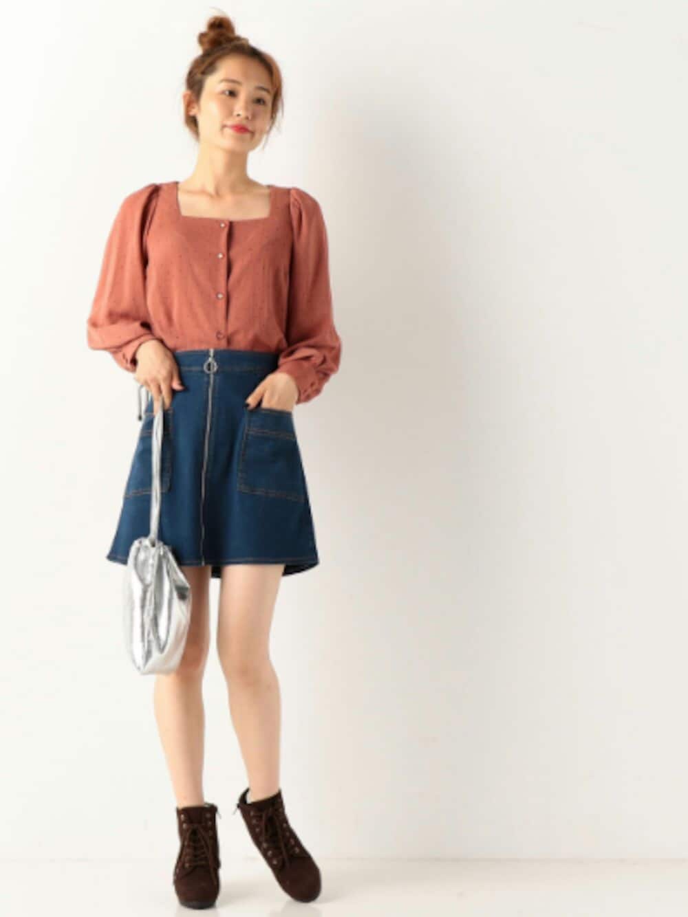 「ドット、ブラウス、ピンク、デニム、タイトスカート、休日スタイル、オトナ女子、ショートブーツ、ootd、archives」｜「archivesのレースアップショートブーツ（ブーツ、ブラウン系）」を使った、archivesさん（レディース・163cm）の秋コーディネートの1枚目の写真