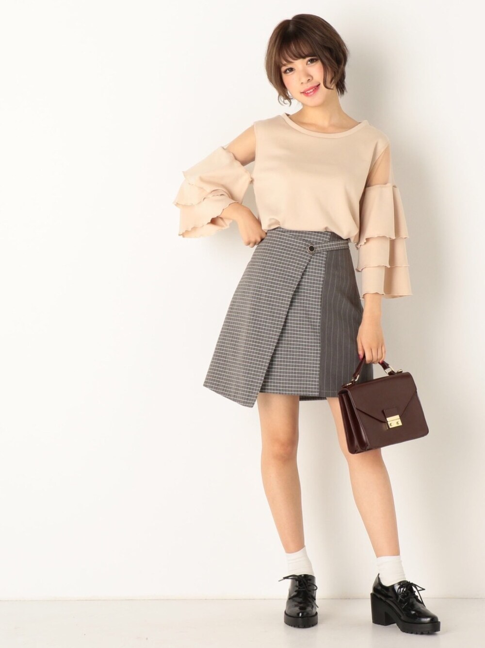 「スカート、チェック、ストライプ、ベージュ、シンプルコーデ、秋服、秋コーデ、休日スタイル、大人かわいい」｜「archivesのティアードスリーブポンチプルオーバー（Tシャツ/カットソー、ベージュ系）」を使った、archivesさん（レディース・158cm）の秋コーディネートの1枚目の写真