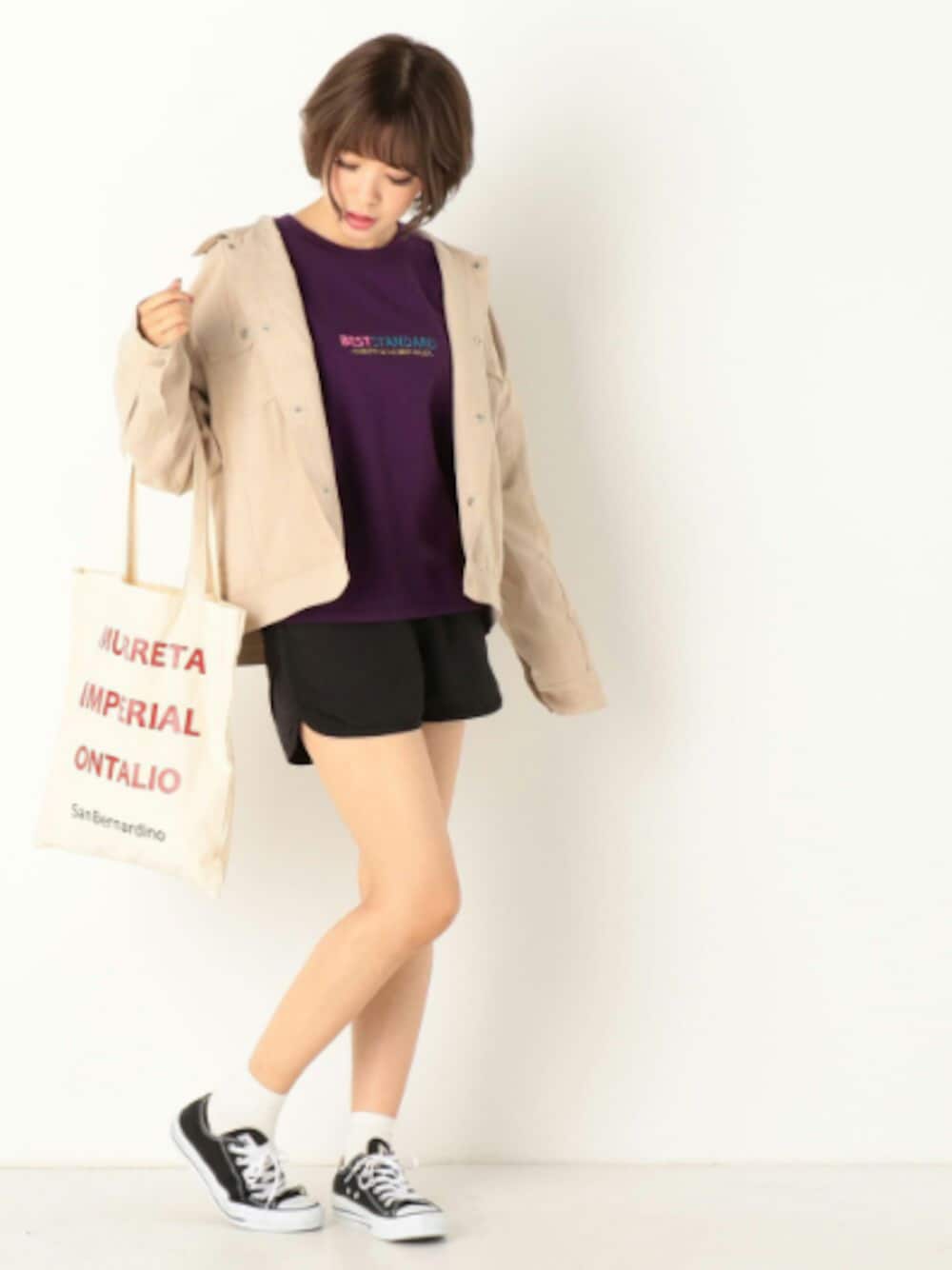 「スエード、ジャケット、ビッグシルエット、秋のコーデ、カジュアル、ショートパンツ、ロゴT、スニーカー、ootd、archives」｜「archivesの配色ロゴ刺繍プルオーバー（Tシャツ/カットソー、パープル系）」を使った、archivesさん（レディース・163cm）の秋コーディネートの1枚目の写真