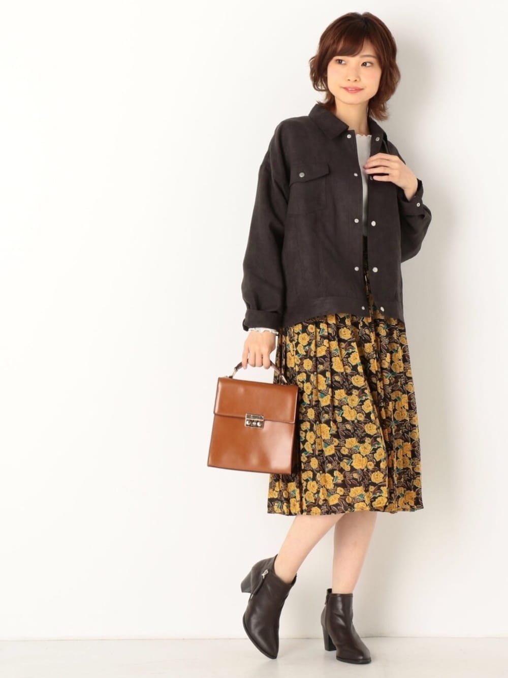 「今日のコーデ、秋、大人コーデ、大人かわいい、ジャケット、花柄、スカート、ブーツ、アルシーヴ(archives)、archives」｜「archivesのフェイクスエードGジャン（ブルゾン、グレー系）」を使った、archivesさん（レディース・158cm）の秋コーディネートの1枚目の写真