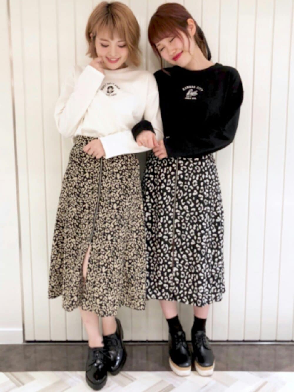 「レオパード、スカート、ロゴT、モノトーン、双子コーデ、秋コーデ、カジュアル、ootd、ブラック、archives」｜「archivesのフロントZIPヒョウ柄フレアスカート（スカート、ブラック系）」を使った、archivesさん（レディース・158cm）の秋コーディネートの1枚目の写真