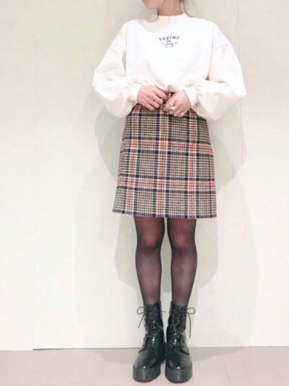 「チェック、タイトスカート、スウェット、ショートブーツ、シンプルおしゃれが好き、秋コーデ、休日スタイル、大人カジュアル、ootd、archives」｜「archivesのレトロ刺繍モックネックプルオーバー（Tシャツ/カットソー、ホワイト系）」を使った、archivesさん（レディース・163cm）の秋コーディネートの1枚目の写真