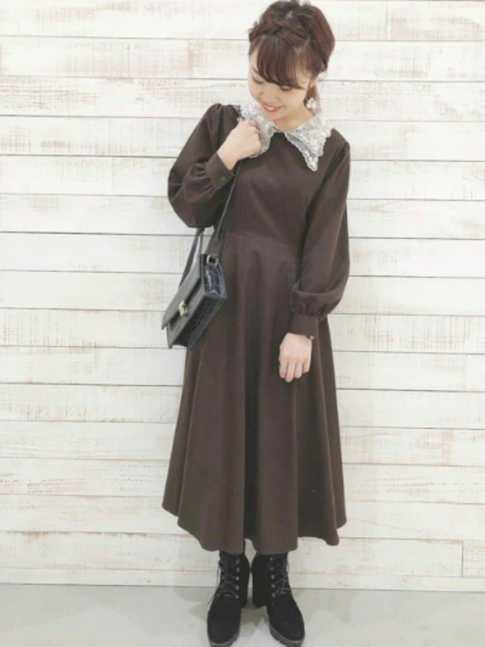 「ワンピース、ブラウン、冬コーデ、休日スタイル、大人ガーリー、フェミニン、ショートブーツ、ショルダーバッグ、ootd、archives」｜「archivesのクロコ型押しマメ差しショルダー（ショルダーバッグ、ブラック系）」を使った、archivesさん（レディース・154cm）の冬コーディネートの1枚目の写真