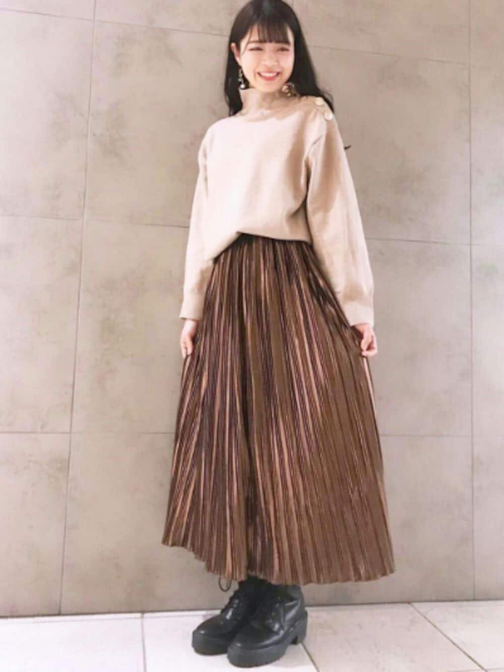 「ニット、ロングスカート、プリーツスカート、ベージュ、ブラウン、オトナ女子、ワントーンコーデ、ショートブーツ、春コーデ、archives」｜「archivesの肩釦ニットプルオーバー（ニット/セーター、ベージュ系）」を使った、archivesさん（レディース・161cm）の冬コーディネートの1枚目の写真