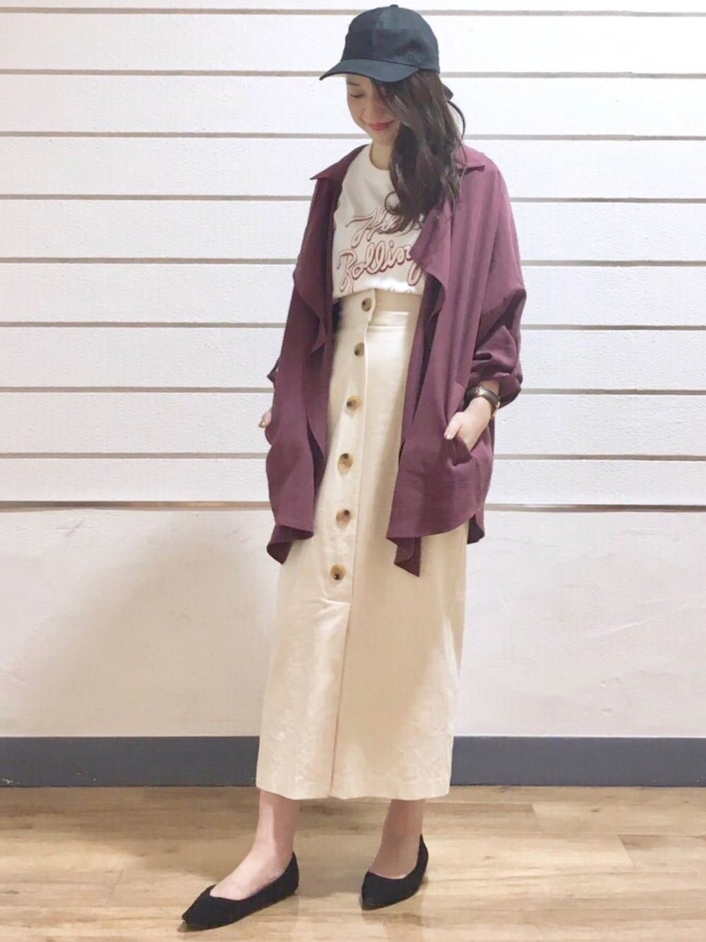 「大人カジュアル、outfit、Tシャツ、タイトスカート、大人コーデ、リネン、キャップ、シャツスタイル、アルシーヴ(archives)、archives」｜「archivesのダブル羽織ショートコート（その他アウター、パープル系）」を使った、archivesさん（レディース・158cm）の春コーディネートの1枚目の写真