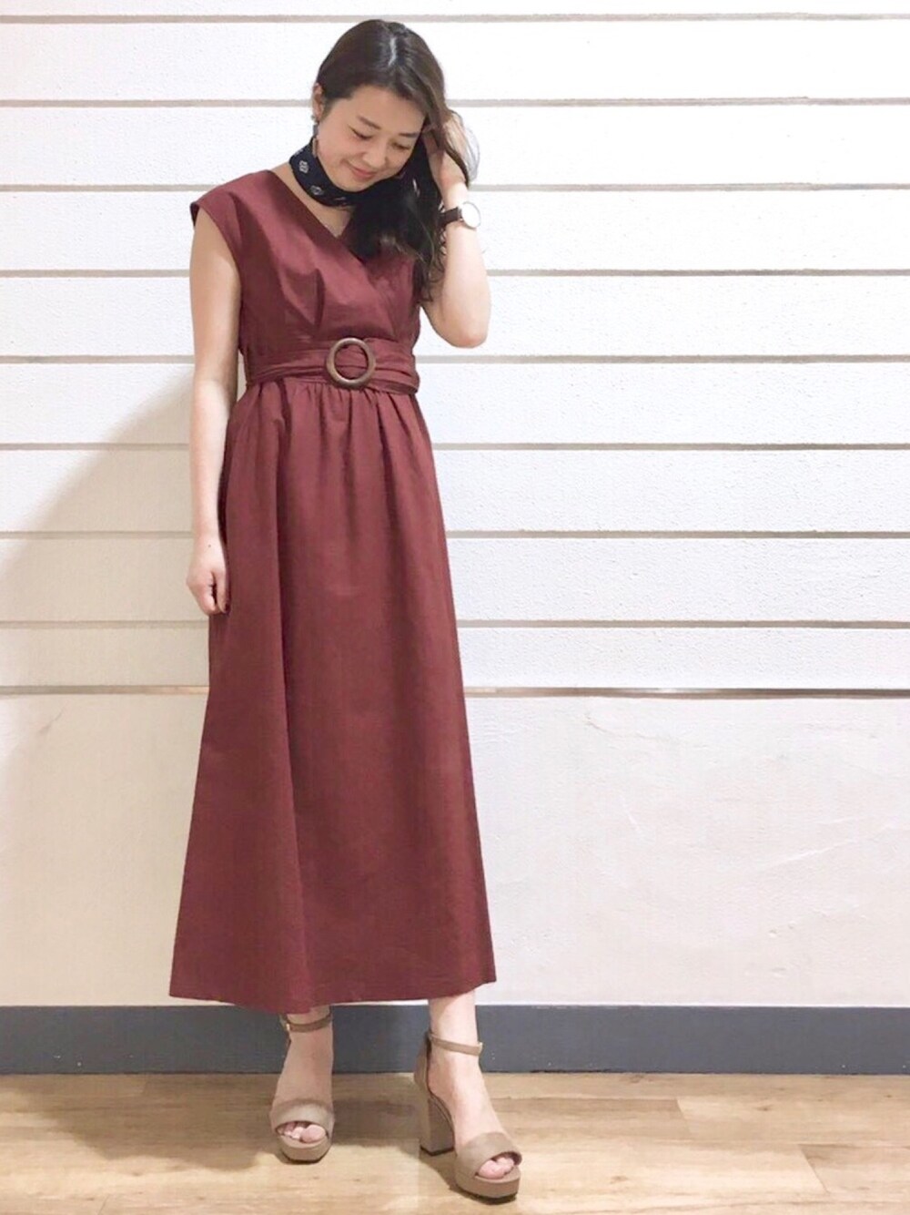 「大人カジュアル、ワンピース、シンプル、リネン、夏コーデ、archives、アルシーヴ(archives)」｜「archivesの2WAYカシュクールワンピース（ワンピース、レッド系）」を使った、archivesさん（レディース・158cm）の春コーディネートの1枚目の写真