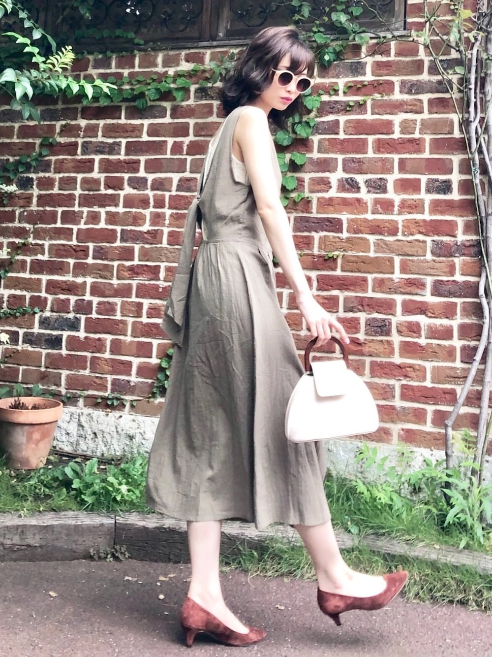「今日のコーデ、summer、夏、大人コーデ、カーキ、ノースリーブ、ワンピース、バックデザイン、アルシーヴ(archives)、archives」｜「archives e'piceの【限定item!!】バックリボンノースリーブワンピース（ワンピース、グリーン系）」を使った、archivesさん（レディース・158cm）の夏コーディネートの1枚目の写真