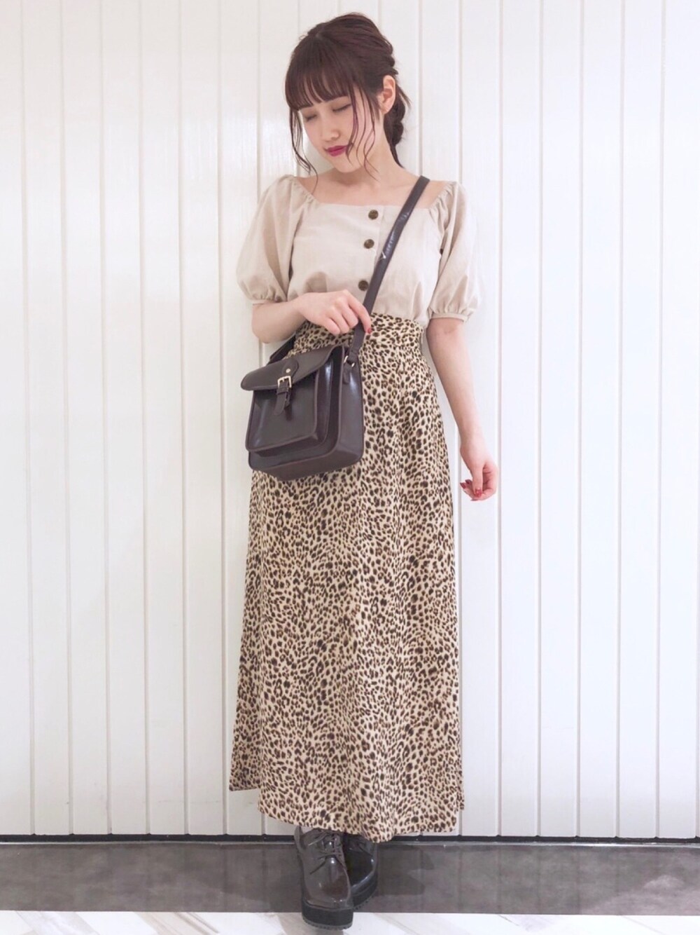 「大人カジュアル、休日スタイル、オトナ女子、ベージュコーデ、秋コーデ、レオパード、ワントーンコーデ、ワンショルダー、アルシーヴ(archives)、archives」｜「archivesの肩ボリュームスクエアネックブラウス（シャツ/ブラウス、ベージュ系）」を使った、archivesさん（レディース・158cm）の夏コーディネートの1枚目の写真