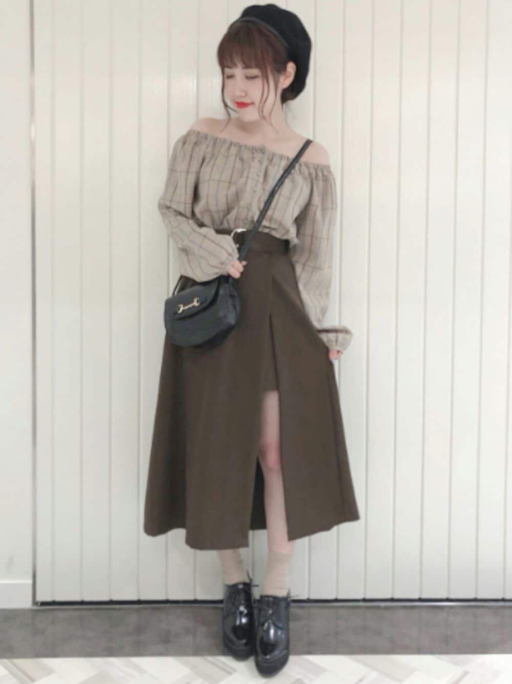 「秋のカフェオレコーデ、オフショル、チェック、ブラウス、ワントーンコーデ、ブラウン、スカート、ootd、秋色、archives」｜「archivesのウエストシャーリングブラウス（シャツ/ブラウス、イエロー系）」を使った、archivesさん（レディース・158cm）の秋コーディネートの1枚目の写真