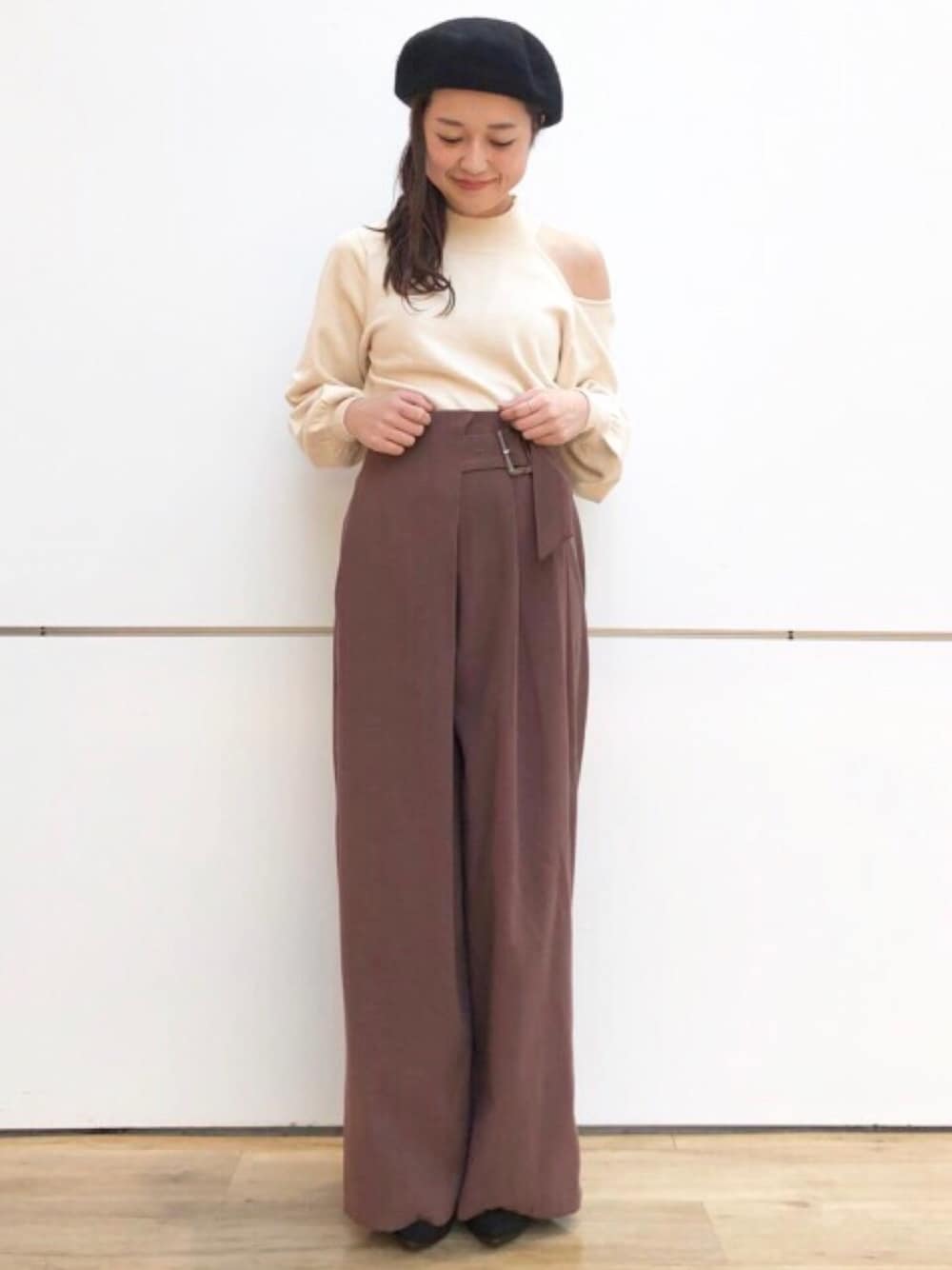 「秋のコーデ、カジュアル、シンプル、秋色、ワンショルダー、ワイドパンツ、アルシーヴ(archives)、archives」｜「archivesの合皮パイピングバスクベレー（ハンチング/ベレー帽、ブラック系）」を使った、archivesさん（レディース・158cm）の秋コーディネートの1枚目の写真