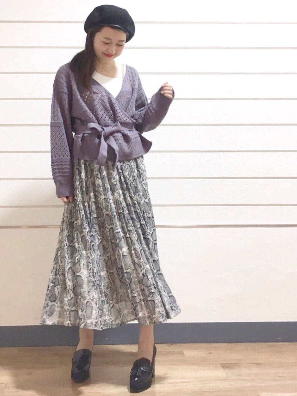 「秋服、ゆるコーデ、オトナ女子、ニット、カシュクール、パイソン柄、秋のコーデ、秋コーデ、アルシーヴ(archives)、archives」｜「archivesの透かし編みカシュクールカーディガン（ニット/セーター、パープル系）」を使った、archivesさん（レディース・158cm）の秋コーディネートの1枚目の写真