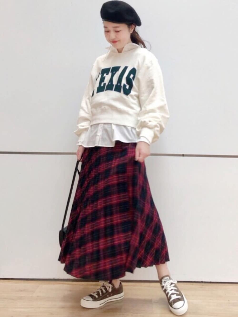 「チェック柄に恋してる、秋のコーデ、カジュアルコーデ、レイヤードスタイル、ベレー帽、スエット、チェックスカート、コンバース、アルシーヴ(archives)、archives」｜「archivesの合皮パイピングバスクベレー（ハンチング/ベレー帽、ブラック系）」を使った、archivesさん（レディース・158cm）の秋コーディネートの1枚目の写真