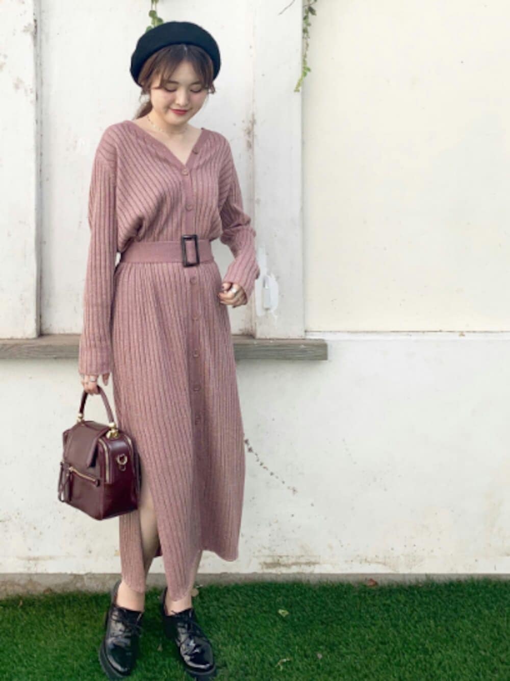 「ワンピース、ニットワンピース、ピンク、秋のコーデ、オトナ女子、レースアップシューズ、ベレー帽、ootd、archives」｜「archivesのBELT付ラメマキシカーディガンワンピ（ワンピース、ピンク系）」を使った、archivesさん（レディース・158cm）の秋コーディネートの1枚目の写真