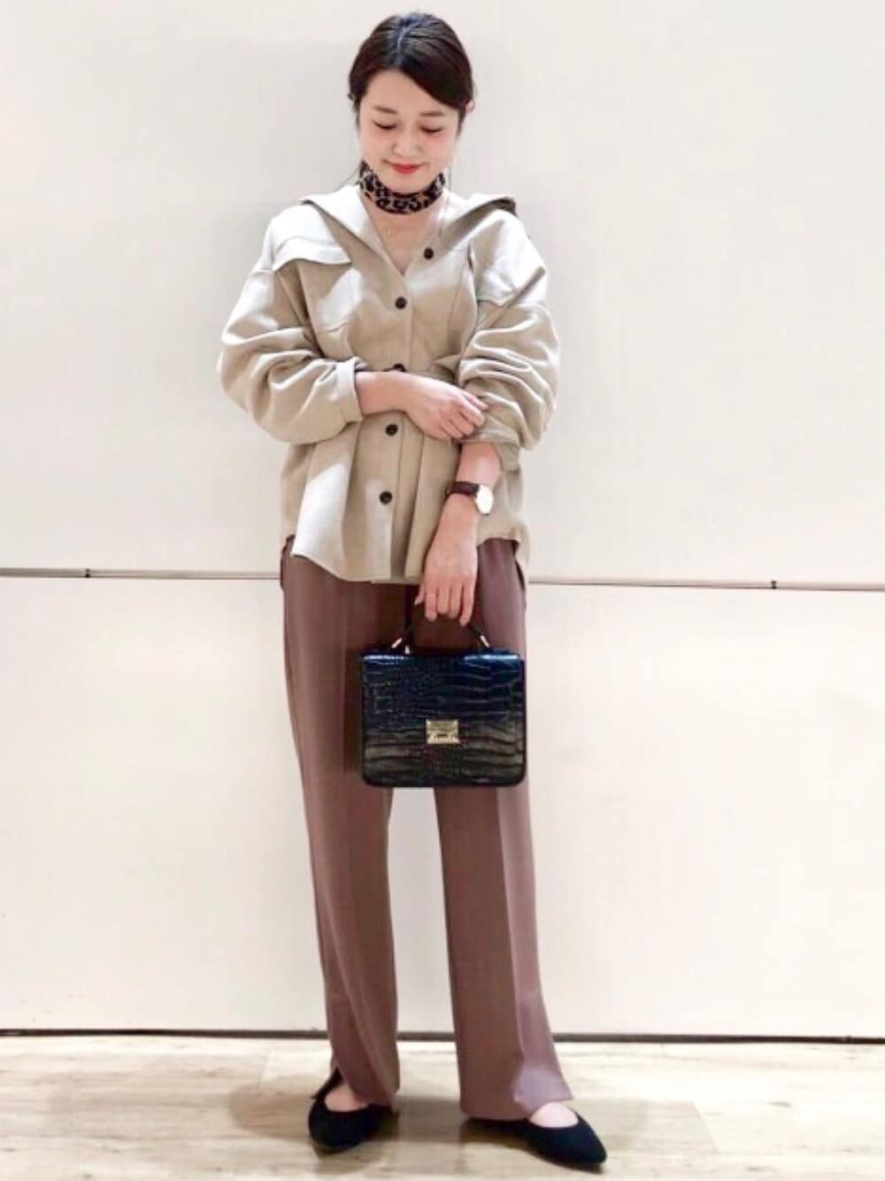 「大人カジュアル、ゆるコーデ、CPOジャケット、ベージュ、パンツスタイル、秋、ootd、アルシーヴ(archives)、archives」｜「archivesのレオパードロングスカーフ（バンダナ/スカーフ、ベージュ系）」を使った、archivesさん（レディース・158cm）の秋コーディネートの1枚目の写真